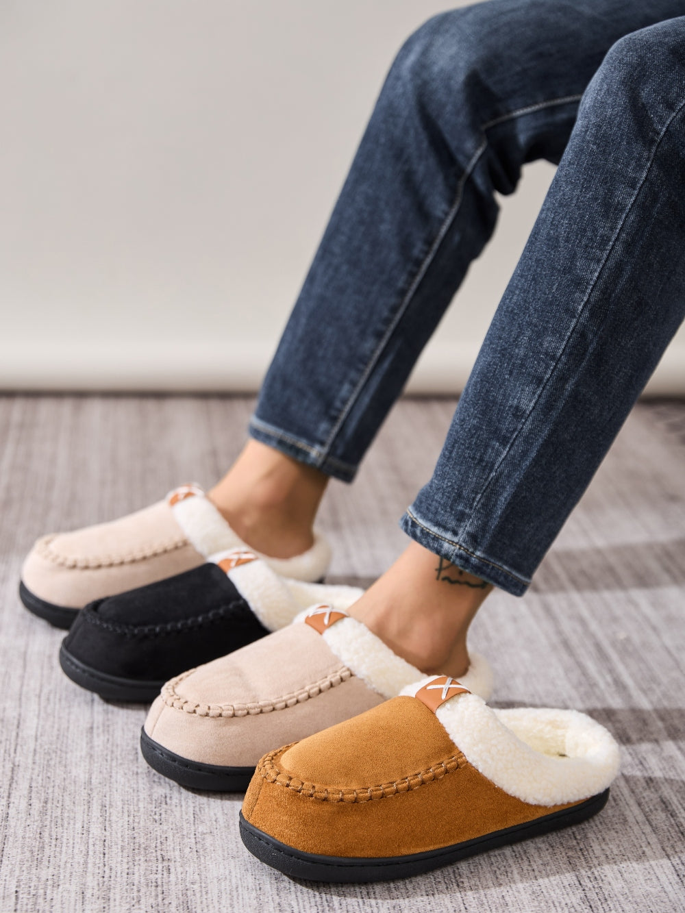 Contrast Round Toe Flat Slippers